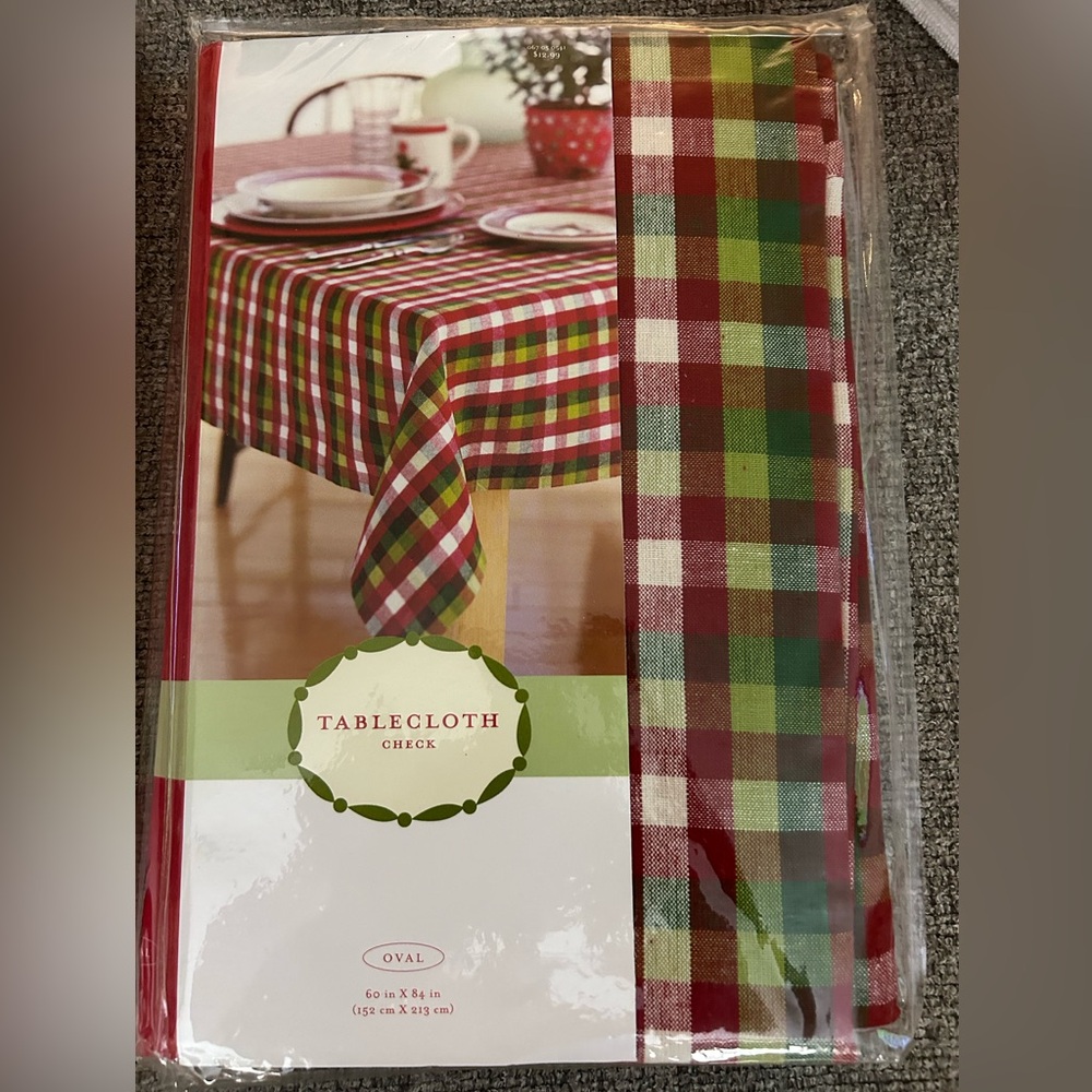 NWT-Holiday Tablecloth-Oval